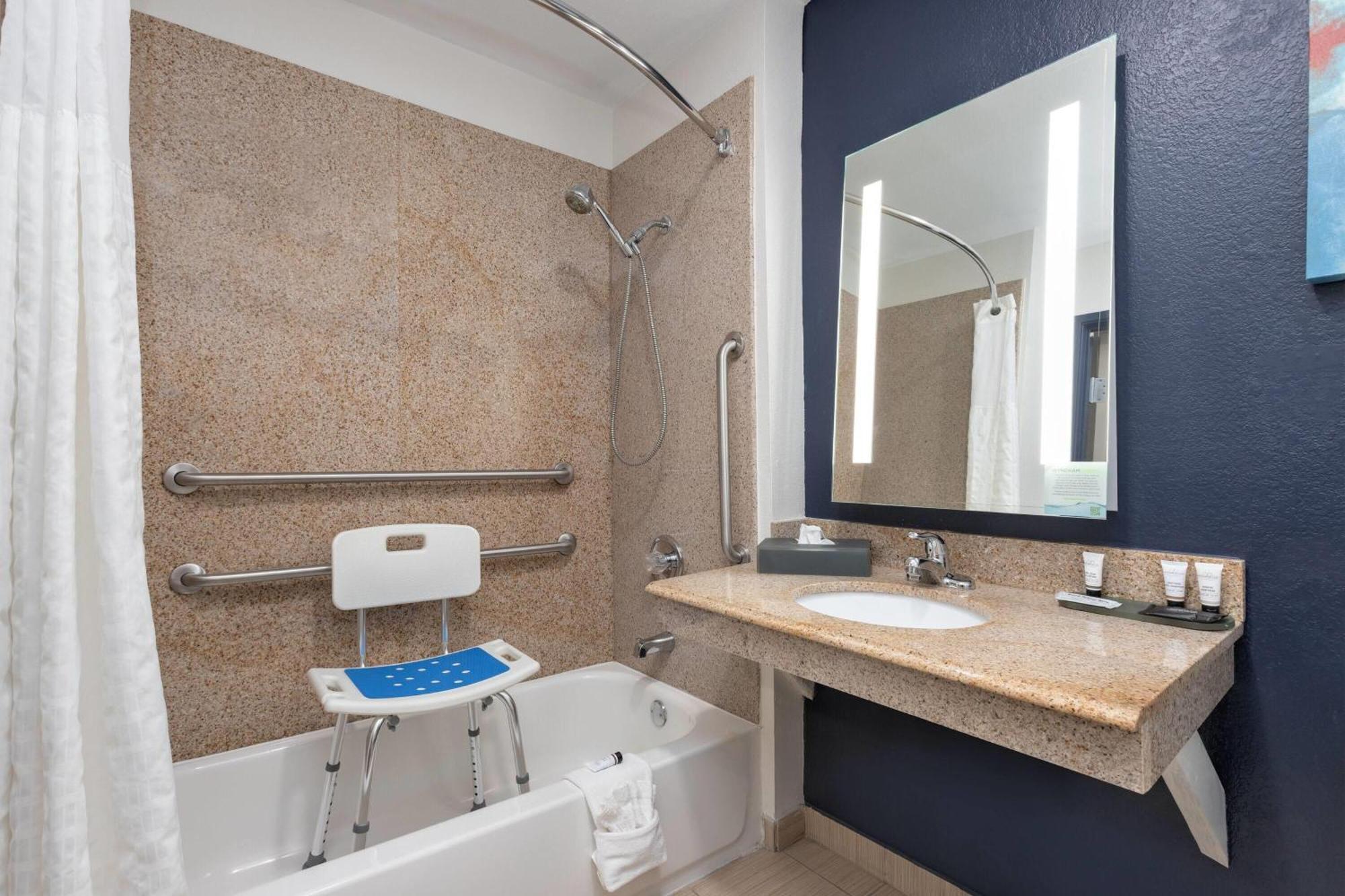 King Room Bath Tub Mobility or Hearing Accessible Non-Smoking,1742815990:JPEG
