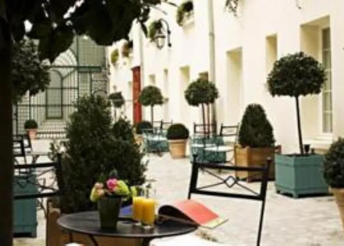 Romantic hotel: Hotel Suites Unic Renoir Saint-Germain